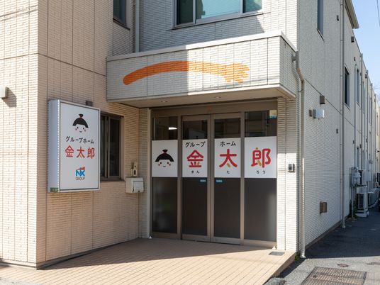 明るいエントランス外観