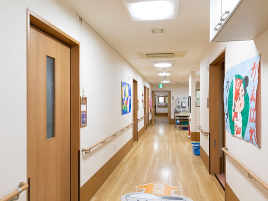 アート飾り付けの廊下