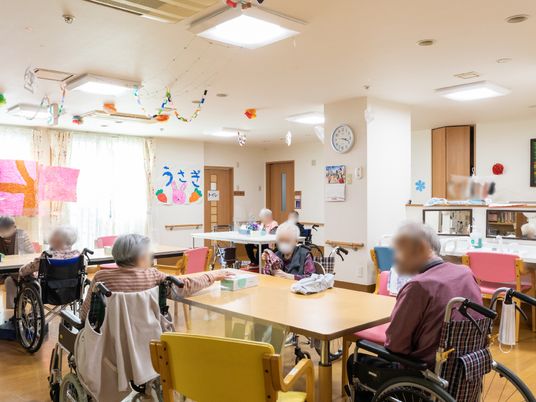 明るい共有スペースの居室