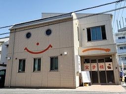 笑顔の壁画がある建物外観