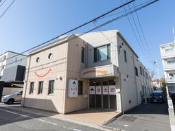 明るい建物外観