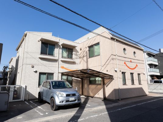 笑顔マークのある建物外観