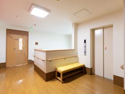 廊下のベンチとエレベーター