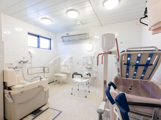 バリアフリー設計の浴室