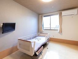 ベッドとテレビのある居室