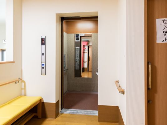 エレベーター前の待合スペース