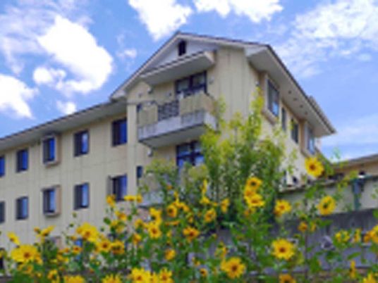 花壇のある建物外観  