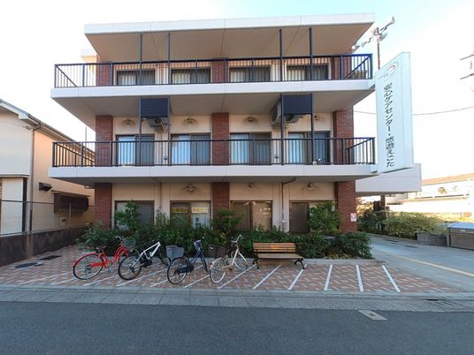 自転車が並ぶ建物外観