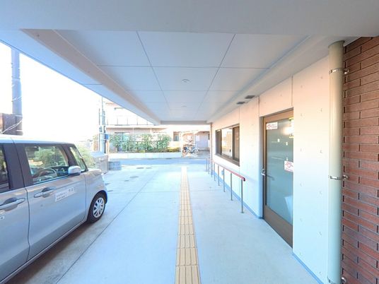 日差しの入る施設入口