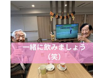 笑顔の高齢者のリビング