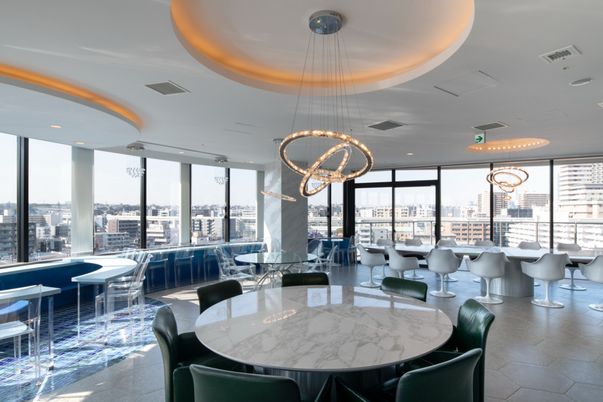 光が差し込むラウンジ