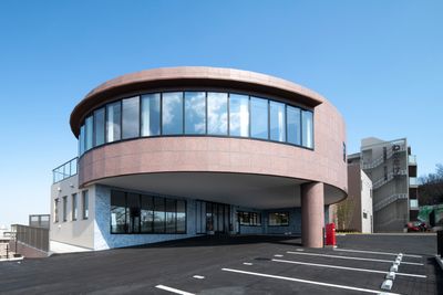 曲線のある建物外観