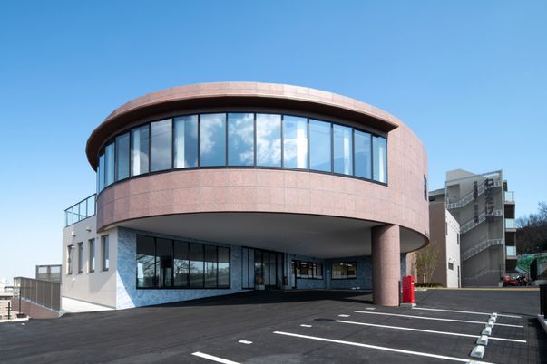 曲線のある建物外観