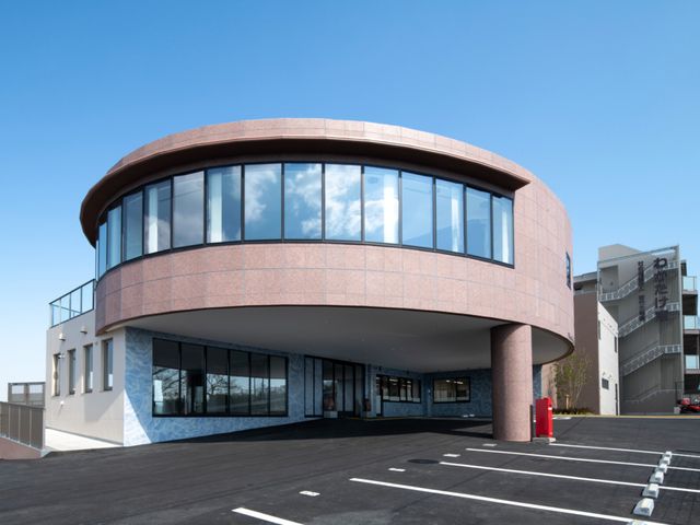 曲線のある建物外観 外観 広々とした駐車スペースを備えたモダンな建物で働く環境が整っています。