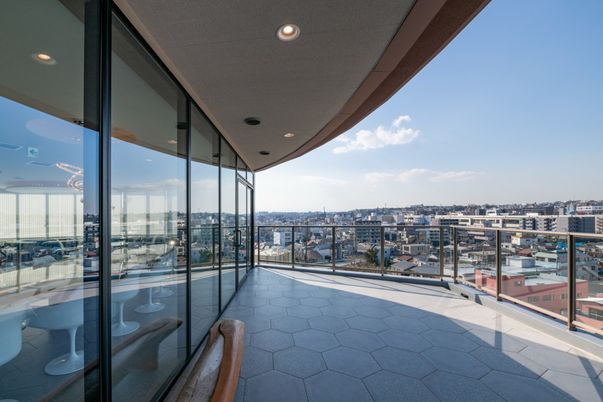 広いテラスからの眺望