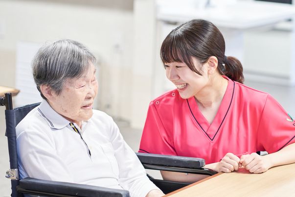 笑顔のスタッフと利用者がいる室内