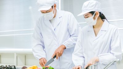 調理をするスタッフの様子