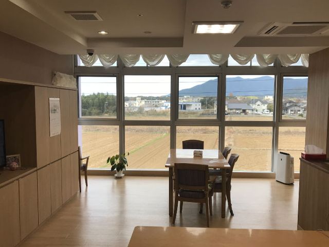 自然光溢れるリビング リビング 広々としたリビングからは、美しい景色を楽しむことができます。多くの自然光が差し込むこの空間で、快適に過ごせます。