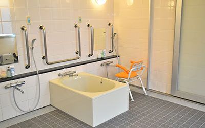 浴槽と手すりのある空間