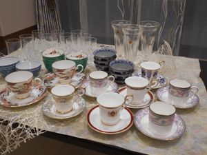 食器が並ぶテーブル  