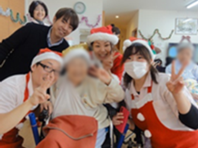 笑顔の人々の集合 リビング 楽しくリラックスできる明るい空間です。スタッフと入居者の共有のひとときが楽しめます。