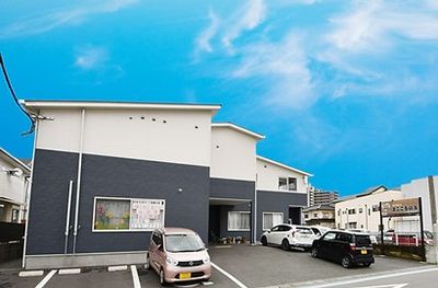明るい外観の施設