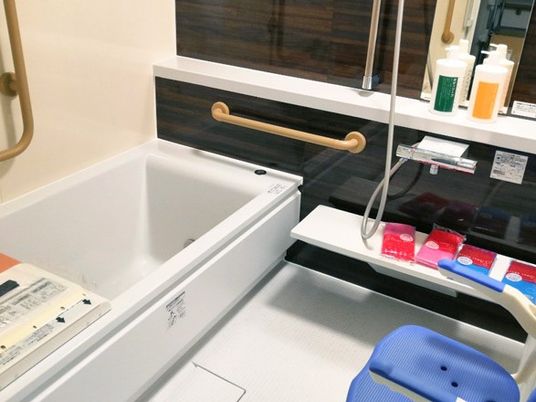 手すり付きの浴室  