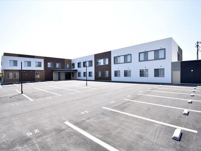 広々駐車場のある建物