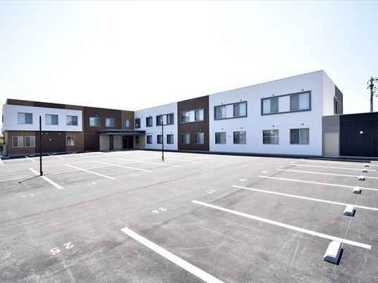 広々駐車場のある建物