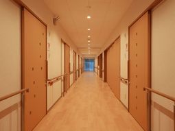 明るい廊下の景色