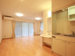 広々洋室とミニキッチン