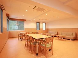 暖色系で落ち着いたラウンジ