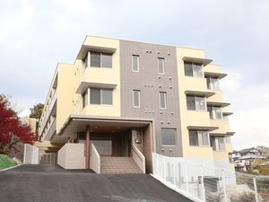 明るい多階層の建物外観