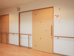廊下の安全手すり付き扉