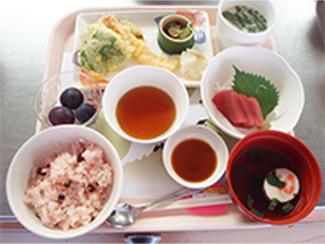 栄養豊富な食事トレイ 料理 栄養バランスを考慮した食事が提供されています。利用者の健康を支えるおいしい献立です。