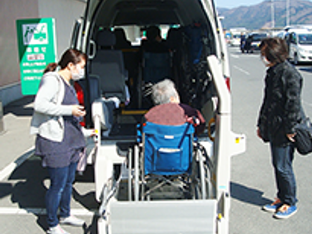 介護用車両　外観 外観 車椅子の方にも安心のリフト付き車両で、安全に送迎を行います。車両の外観です。