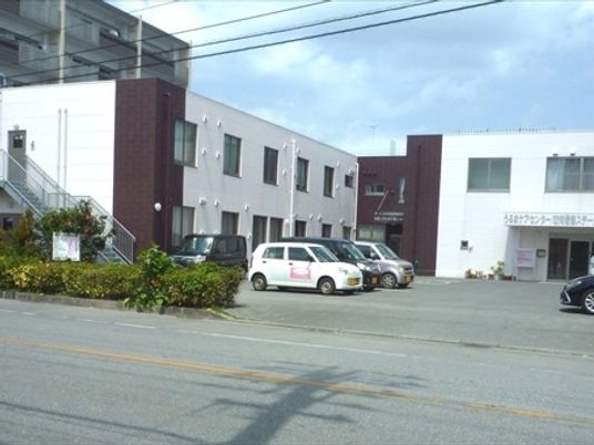 施設の外観と駐車場  