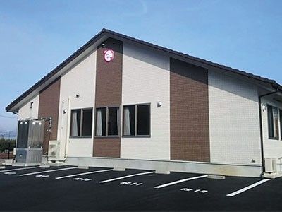 広々とした建物外観