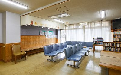 明るいラウンジ空間