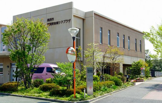 陽光が差し込む施設外観