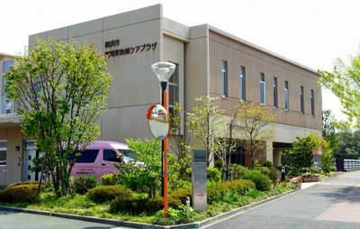 陽光が差し込む施設外観