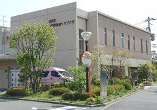 植物に囲まれた外観