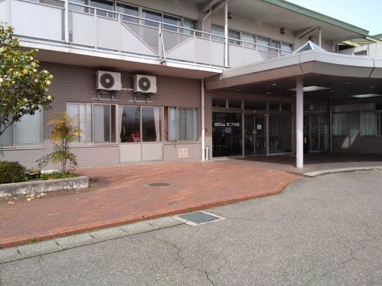 広い出入口の建物外観