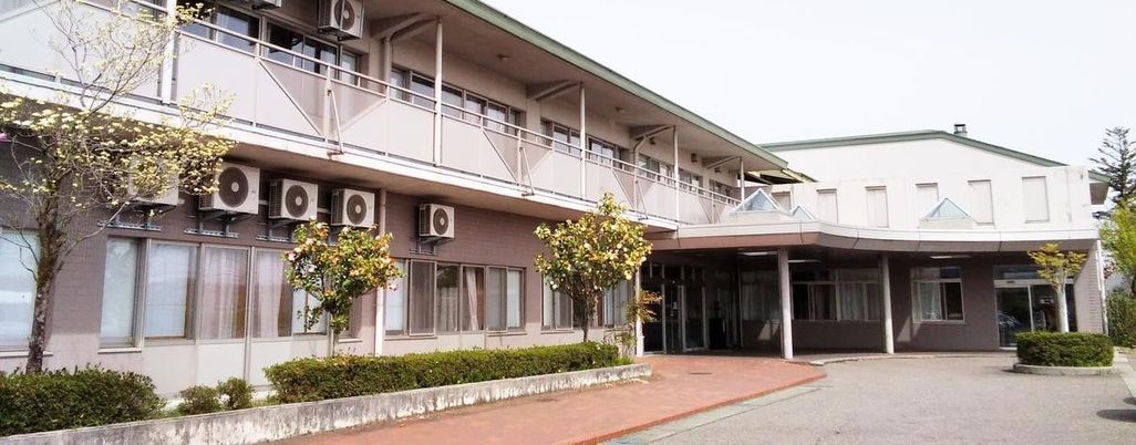 落ち着いた外観の建物