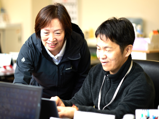スタッフが利用者を支援する様子の休憩室  