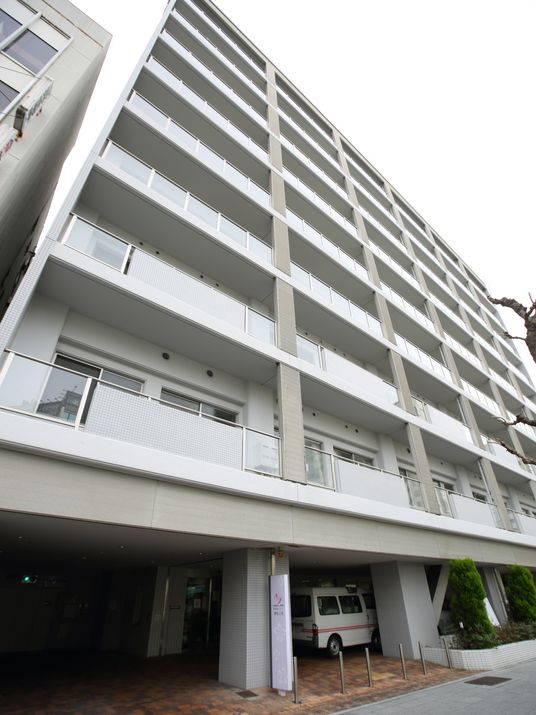 白色の建物のエントランス