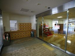 エントランスの明るい空間