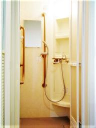 手すり付き浴室の内観