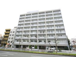 白い建物の外観