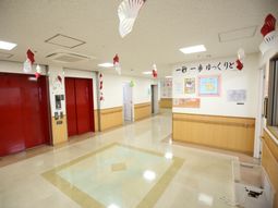 清潔な廊下と案内表示